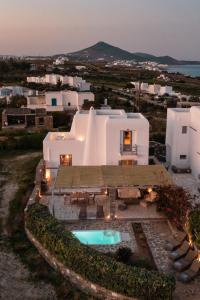 Θέα της πισίνας από το Alfa Luxury Villas ή από εκεί κοντά