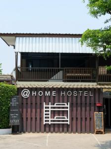 ein Heim-Hostel mit einem Schild, das das Home Hostel liest in der Unterkunft @Home Hostel Wua Lai in Chiang Mai