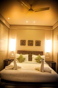 Un pat sau paturi într-o cameră la SANKAMA The Boutique Hotel