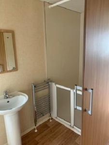 een badkamer met een wastafel en een spiegel bij Natalies Retreat Skipsea Sands in Ulrome