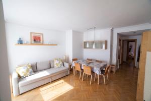 sala de estar con sofá y mesa en Flat with parking in the center of Las Rozas en Las Rozas de Madrid