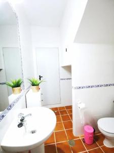 エシハにあるVilla Paraisoの白い洗面台とトイレのあるバスルーム