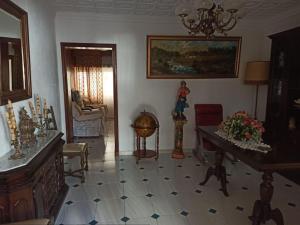 プンタ・ウンブリアにあるLa casa de Lolaのリビングルーム(家具、テーブル付)