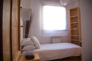 A bed or beds in a room at Flat with parking in the center of Las Rozas