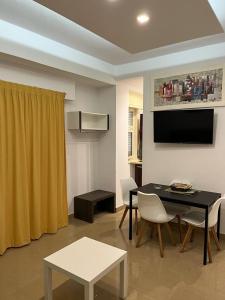 TV a/nebo společenská místnost v ubytování IG-Tysandros Hotel Apartments
