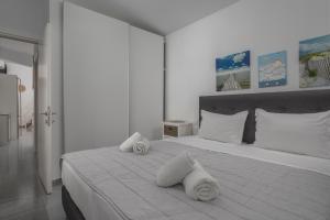 Ένα ή περισσότερα κρεβάτια σε δωμάτιο στο Pine Villa - NG Sani Villas