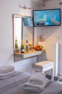 TV a/nebo společenská místnost v ubytování Serenity Luxe Suites
