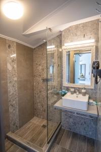 Koupelna v ubytování Serenity Luxe Suites