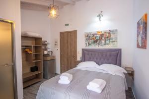 Postel nebo postele na pokoji v ubytování Serenity Luxe Suites