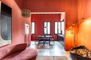 uma sala de jantar com paredes vermelhas e uma mesa em Cà Regina Panada - passion on the Canal em Veneza