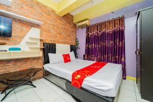 Tempat tidur dalam kamar di Apartemen City Park - Rendy Room Tower H18