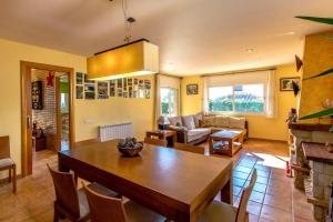 SilsにあるCatalunya Casas Unique Costa Brava Abode with train access to BCNのテーブルとソファのあるリビングルーム