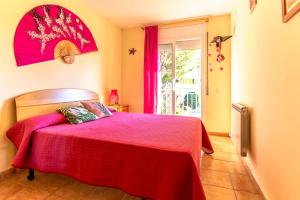 SilsにあるCatalunya Casas Unique Costa Brava Abode with train access to BCNのベッドルーム1室(赤い毛布付きのベッド1台付) +22枚の写真