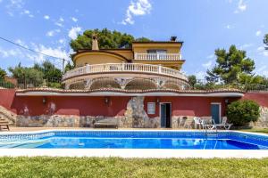 una casa con piscina frente a ella en Catalunya Casas Spacious, Sublime Villa just 15km to Barcelona!, en Torrelles de Llobregat