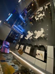 an overhead view of a room with tables and chairs at Hotel Hollywood in Cangas de Morrazo