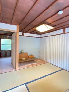 una habitación vacía con mesa y techo en 跳びしまBASE, en Mitarai