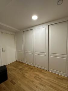 an empty room with white walls and wood floors at Apartment Kesklinna läheduses in Tartu