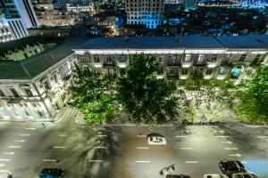 バクーにあるSweet Property on Trump Palaceの夜の街並み