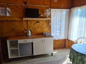 a room with a desk with a computer on it at Ośrodek Wypoczynkowy Amber in Kąty Rybackie