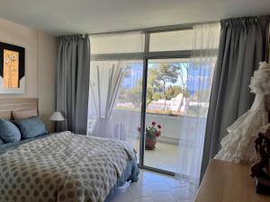 Posteľ alebo postele v izbe v ubytovaní Miraflores La Cala Golf Tennis