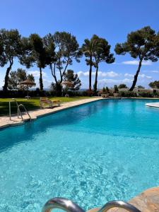 Bazén v ubytovaní Miraflores La Cala Golf Tennis alebo v jeho blízkosti