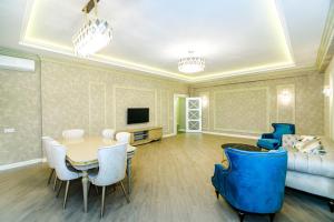 バクーにあるSweet Property on Trump Palaceのテーブルとソファのあるリビングルーム