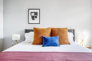 a bedroom with a bed with orange and blue pillows at Santa Clara 3BR w Gym Pool WD nr highways SFO-463 in Santa Clara +22 photos