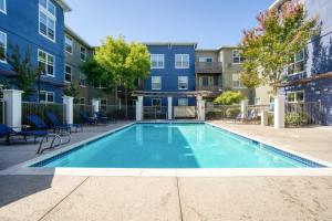 a swimming pool in the courtyard of a apartment building at Santa Clara 3BR w Gym Pool WD nr highways SFO-463 in Santa Clara