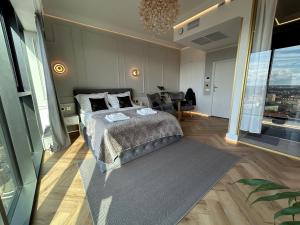 ein Schlafzimmer mit einem Bett und ein Wohnzimmer in der Unterkunft Hanza Tower HOME4U in Stettin