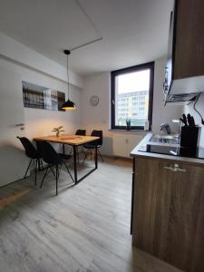 eine Küche und ein Esszimmer mit einem Tisch und Stühlen in der Unterkunft Stilvolles Appartement in Bielefeld