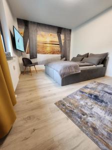 ein Wohnzimmer mit einem Bett und einem Teppich in der Unterkunft Stilvolles Appartement in Bielefeld