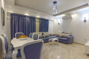 - un salon avec un canapé et une table dans l'établissement Selena Bay Resort & Beach Club, à Hurghada