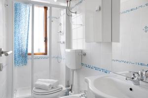 A bathroom at Lurisia Még 12 kép