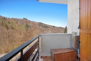 einen Balkon mit Bergblick in der Unterkunft Lurisia in Roccaforte Mondovì