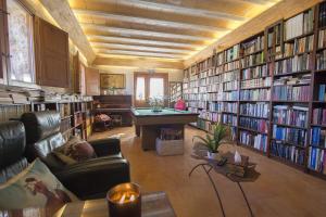eine Bibliothek mit vielen Bücherregalen gefüllt mit Büchern in der Unterkunft Catalunya Casas Wow! Boutique hotel converted into a private villa! in Rubio