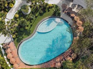 an overhead view of a large swimming pool at Mövenpick BDMS Wellness Resort Bangkok in Bangkok