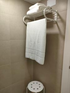 una toalla colgada en un toallero en el baño en La Paz, en Almansa