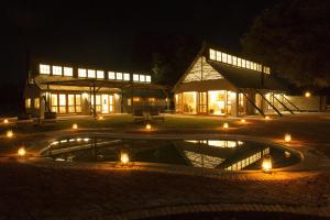 Koës的住宿－Kalahari Game Lodge，一座建筑,在晚上前方有一个喷泉