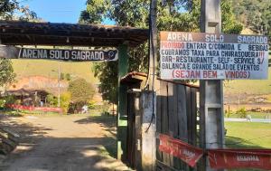 um grupo de sinais na lateral de um edifício em Solo Sagrado em Bom Jardim