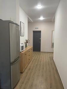 利沃夫Hotel Dovha的空的厨房配有冰箱和微波炉