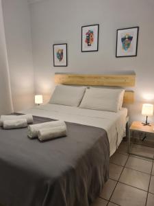 um quarto com uma cama grande com duas toalhas em Casa Sofia em Dassia