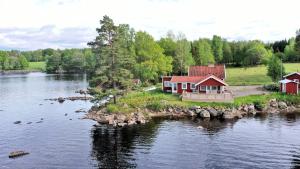 een huis op een eiland midden in een rivier bij Lilla Skårudden in Värnamo