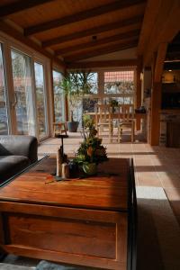 a living room with a coffee table in a house at Fließ Paradies mit Blockbohlensauna in Leipe