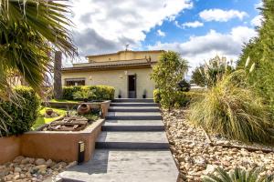 une maison avec des escaliers menant à un bâtiment dans l'établissement Catalunya Casas Unique Costa Brava Abode with train access to BCN, à Santa Coloma de Farners