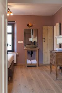 een slaapkamer met een bed, een dressoir en een spiegel bij Maison de vacances Le Vieux Marronnier in Dinant
