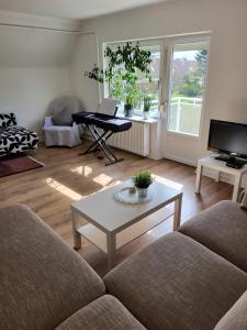 sala de estar con sofá y mesa en Westküste Ferienwohnung en Heide