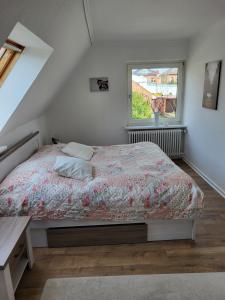 a bedroom with a bed and a window at Westküste Ferienwohnung in Heide