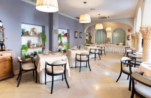 un restaurante con mesas y sillas en una habitación en Alborán Algeciras, en Algeciras