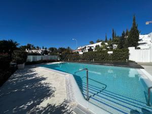 una piscina de agua azul en una villa en Royal Banus, en Marbella