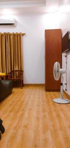 Cette chambre comprend un ventilateur et une table. dans l'établissement BÌNH HIỀN Hotel, à Bắc Ninh